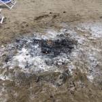 la parte di spiaggia del bagno Perla del Tirreno interessata dal fuoco