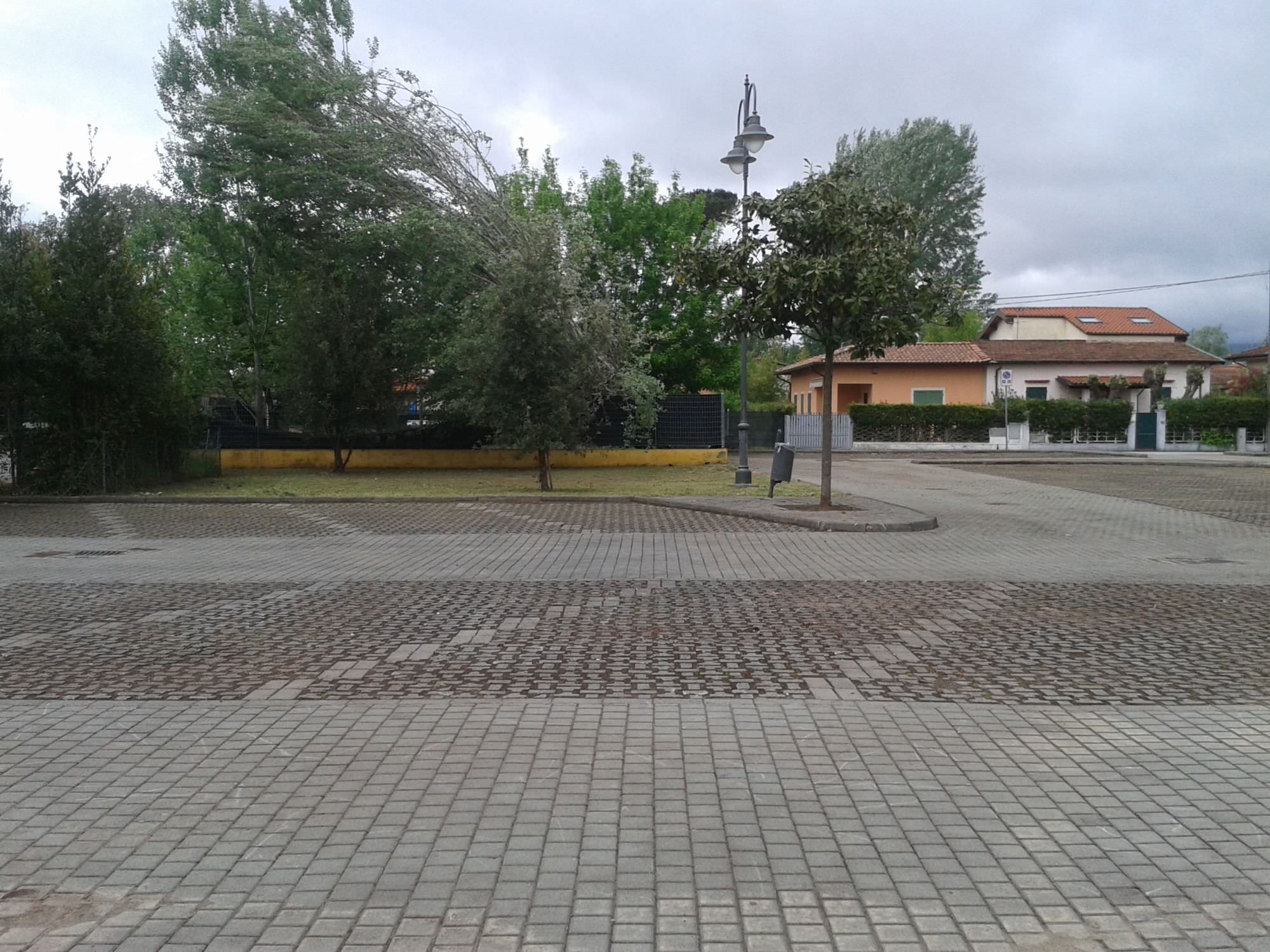 Pulizia del territorio a Pietrasanta. Sistemato il parcheggio di via Tremaiola