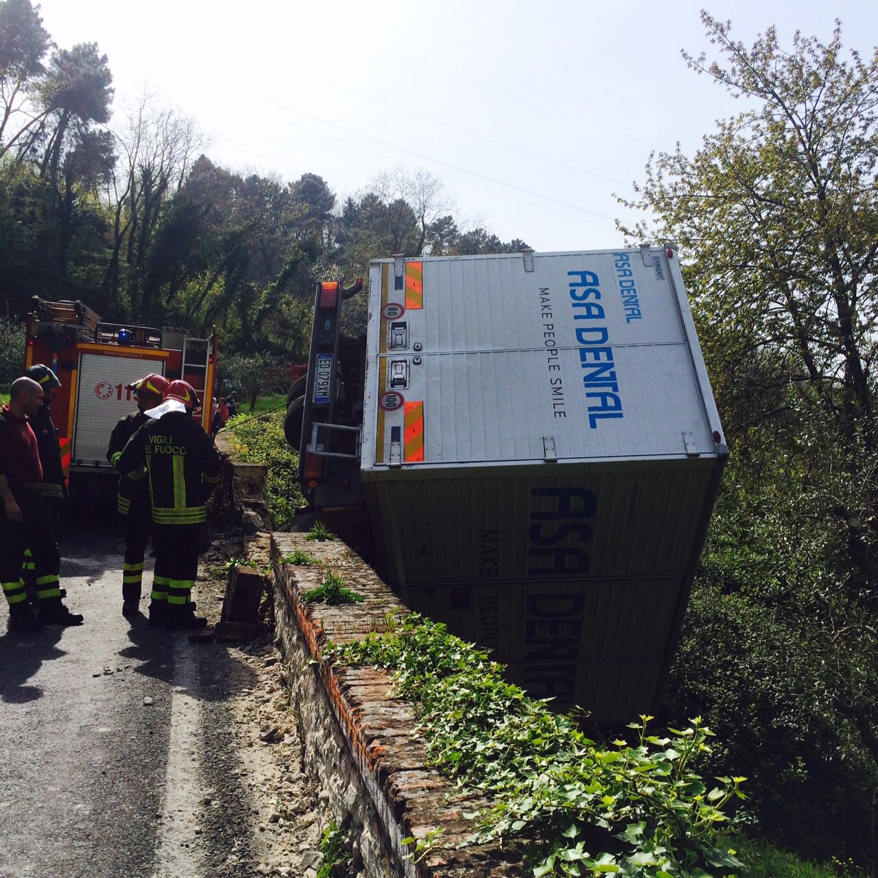 In bilico sul precipizio, paura per un incidente sul monte Quiesa (foto)