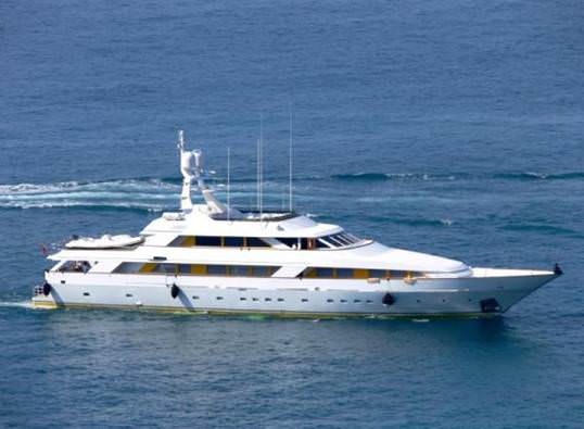 Fermato in porto a Viareggio yacht maltese
