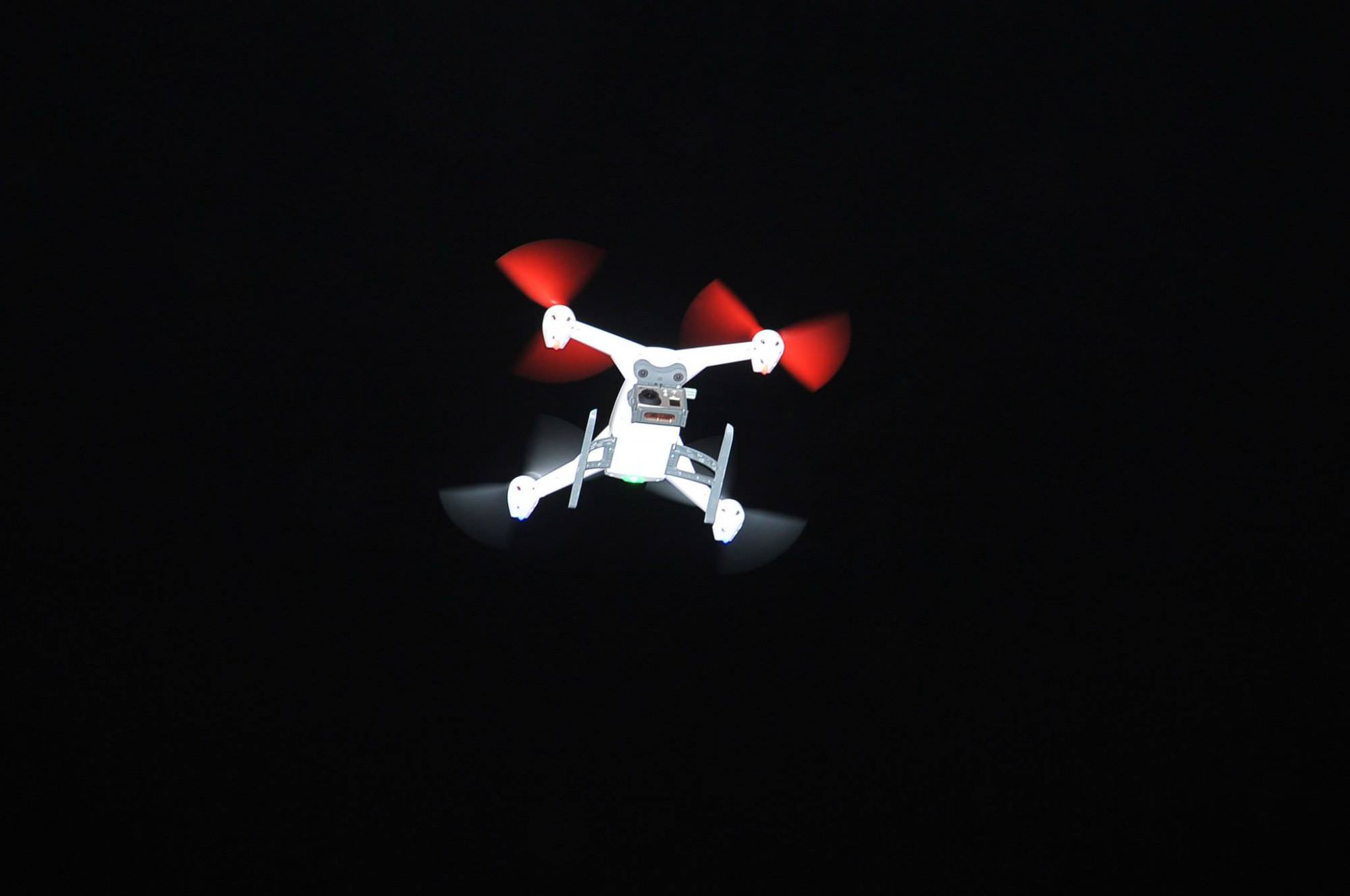 Ecco il week end dei droni a Lido di Camaiore. Sulla spiaggia la ‘gabbia’ più grande d’Italia (foto)