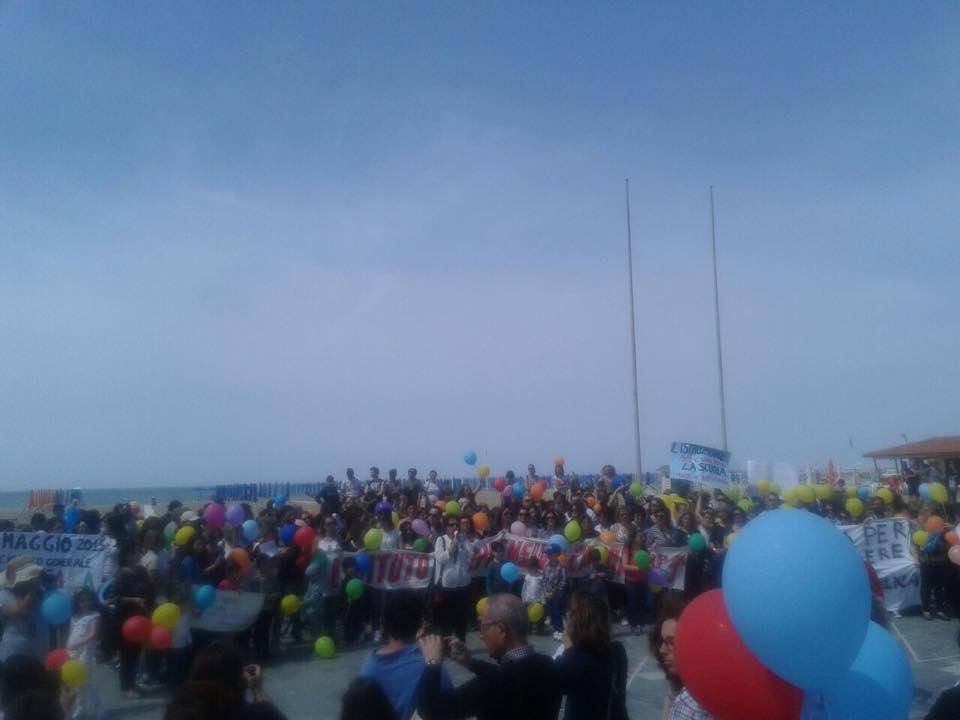 Aule vuote e professori in piazza. A Viareggio sale la protesta contro la buona scuola di Renzi