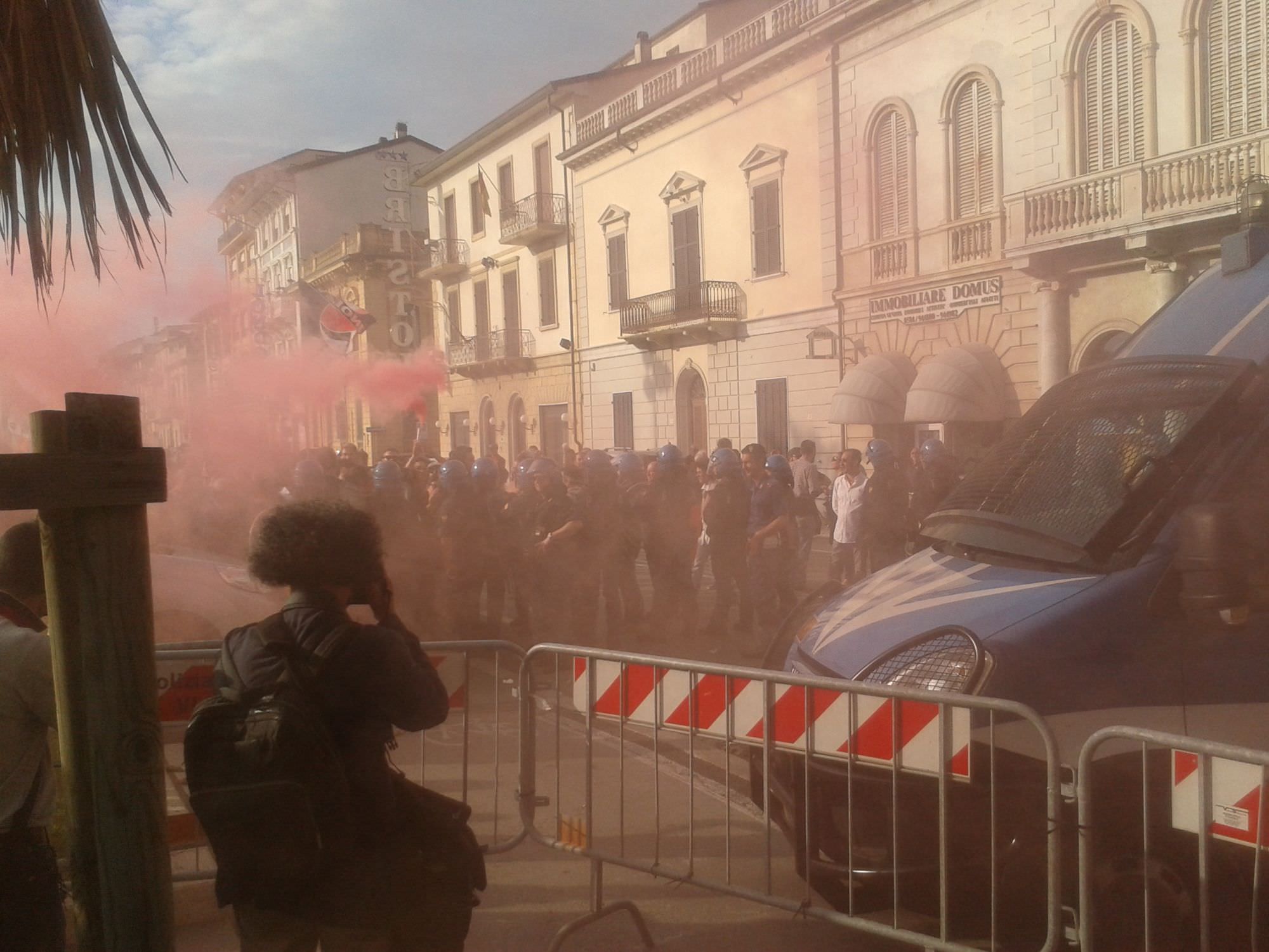 Lanci di uova e botte all’auto, il comizio di Salvini a Viareggio dura solo 10 minuti