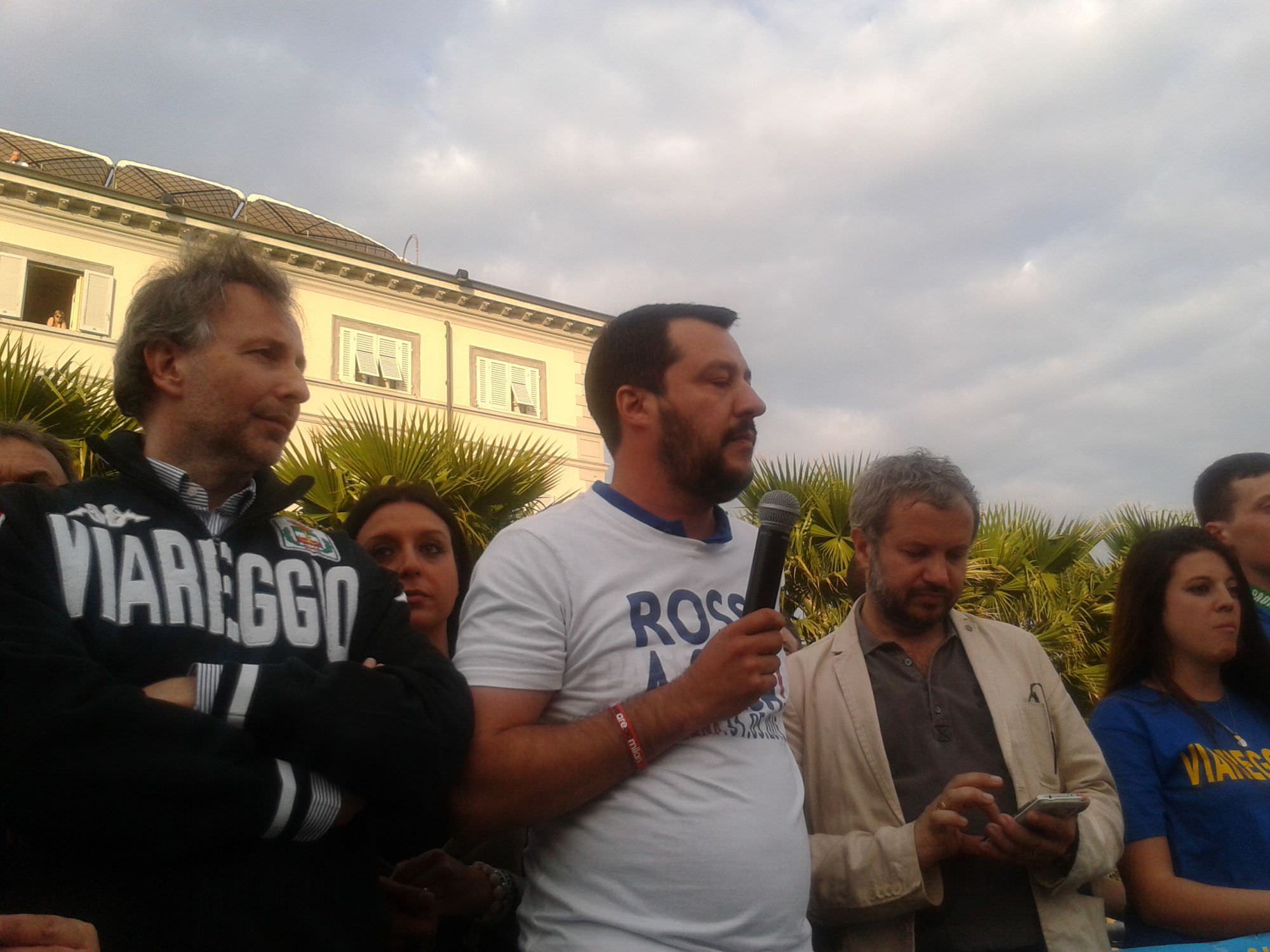 Botte all’auto di Salvini