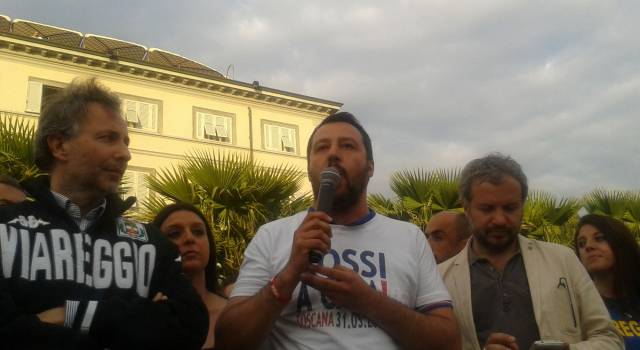 Salvini a Viareggio tra applausi e contestazioni (fotogallery)