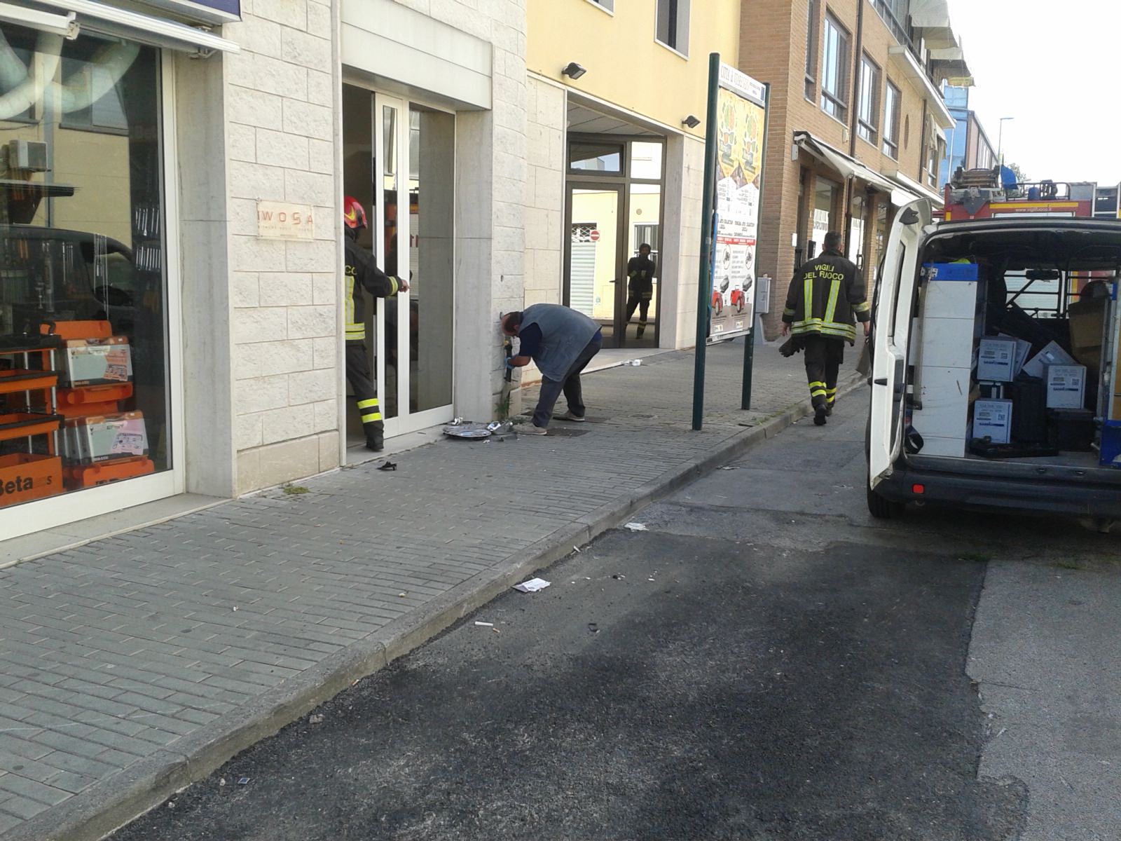 Distruggono colonnina di gas a bordo di un’auto poi fuggono