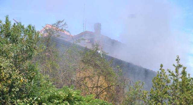 Lido di Camaiore, fiamme e fumo all&#8217;interno di Villa Benelli