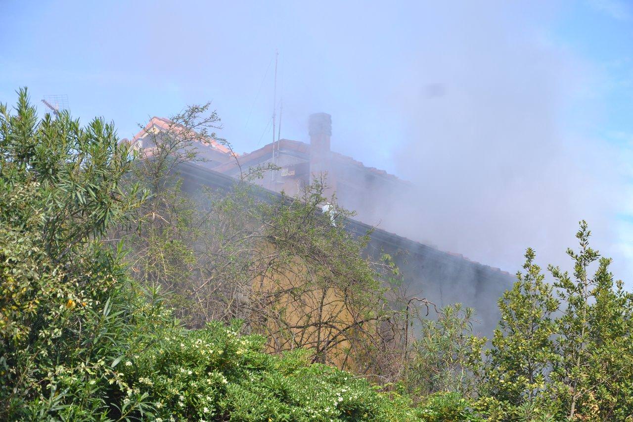 Lido di Camaiore, fiamme e fumo all’interno di Villa Benelli