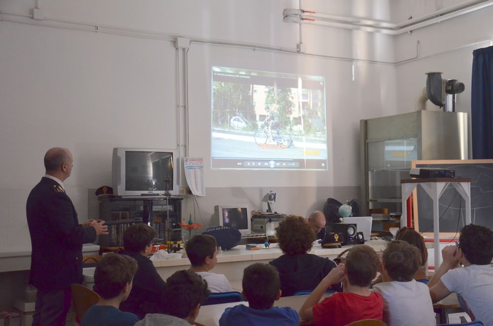 A Pietrasanta la polizia porta la sicurezza stradale nelle scuole