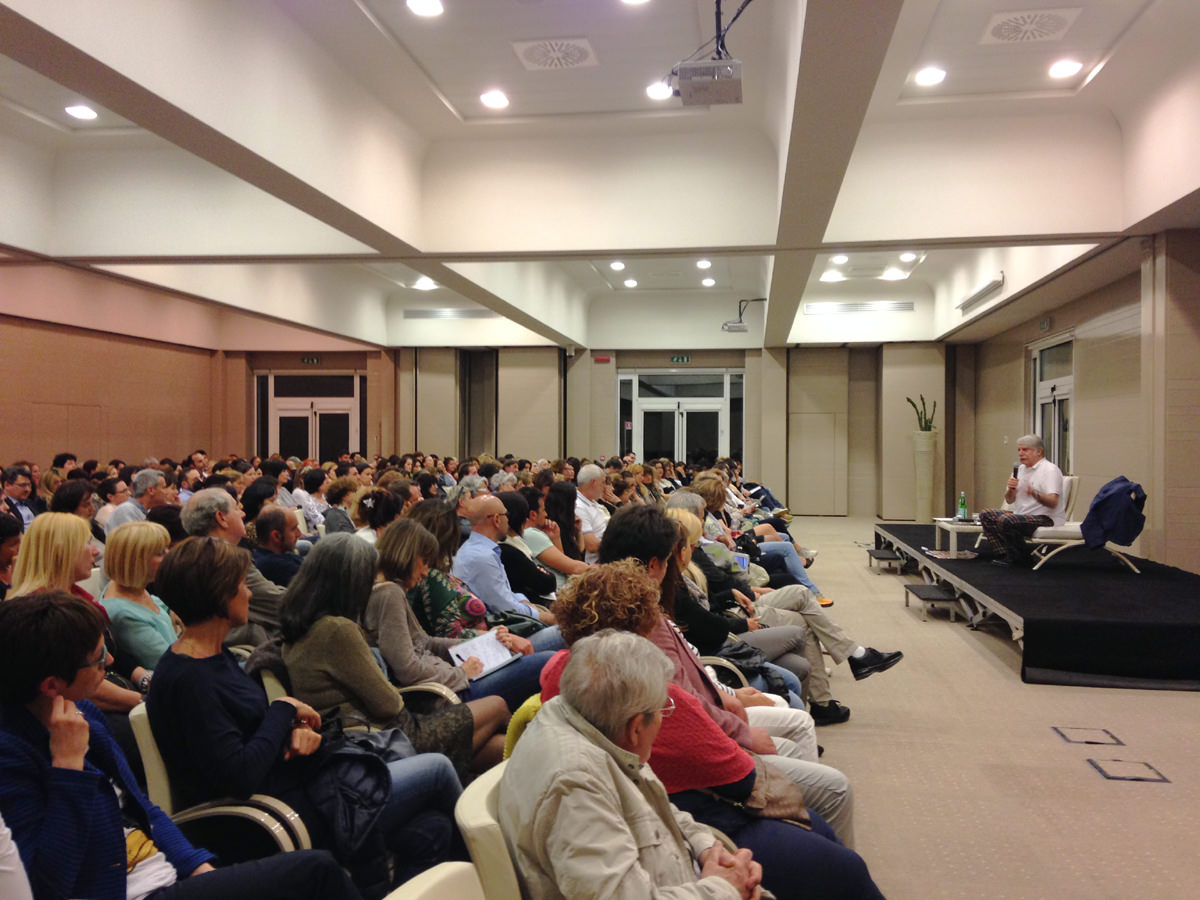 “Educare alla felicità”. Successo per il seminario di Paolo Crepet a Lido