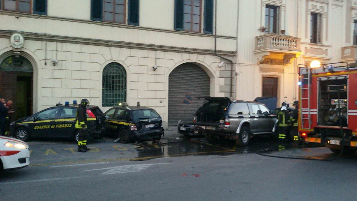 Perde il controllo e tampona le auto in sosta della Guardia di Finanza