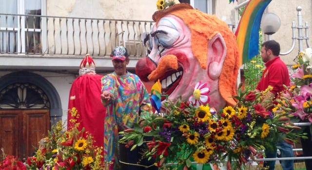In via Regia la sfilata rievocativa del Carnevale di Viareggio