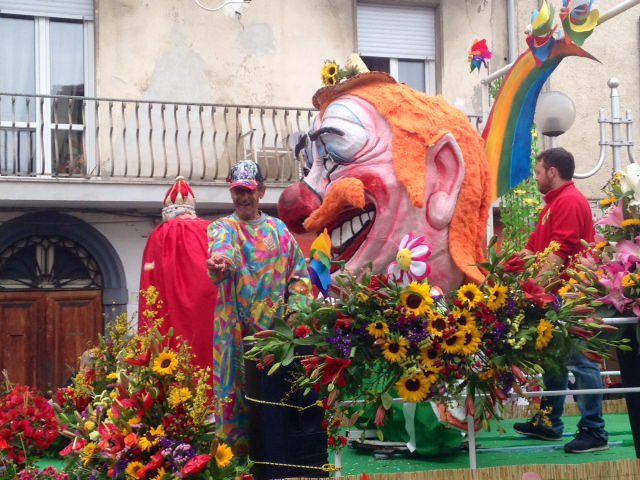 In via Regia la sfilata rievocativa del Carnevale di Viareggio