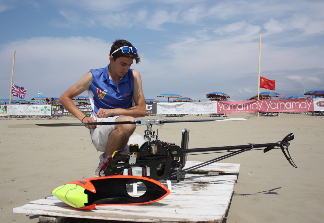 Sulla spiaggia di Lido di Camaiore lo spettacolo dei droni (fotogallery)