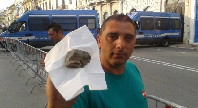 Non solo uova, i contestatori di Salvini lanciano anche pietre