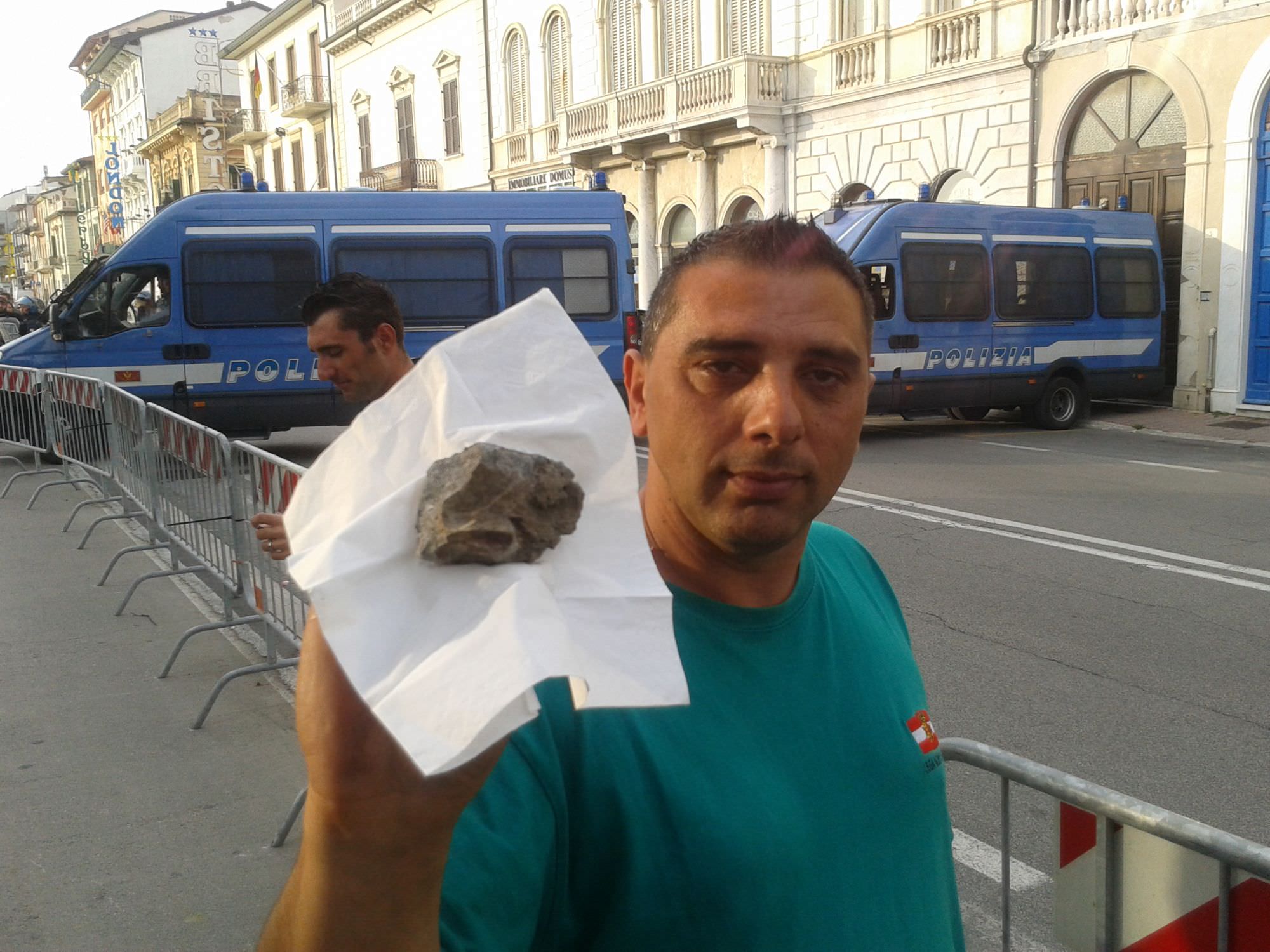 Non solo uova, i contestatori di Salvini lanciano anche pietre