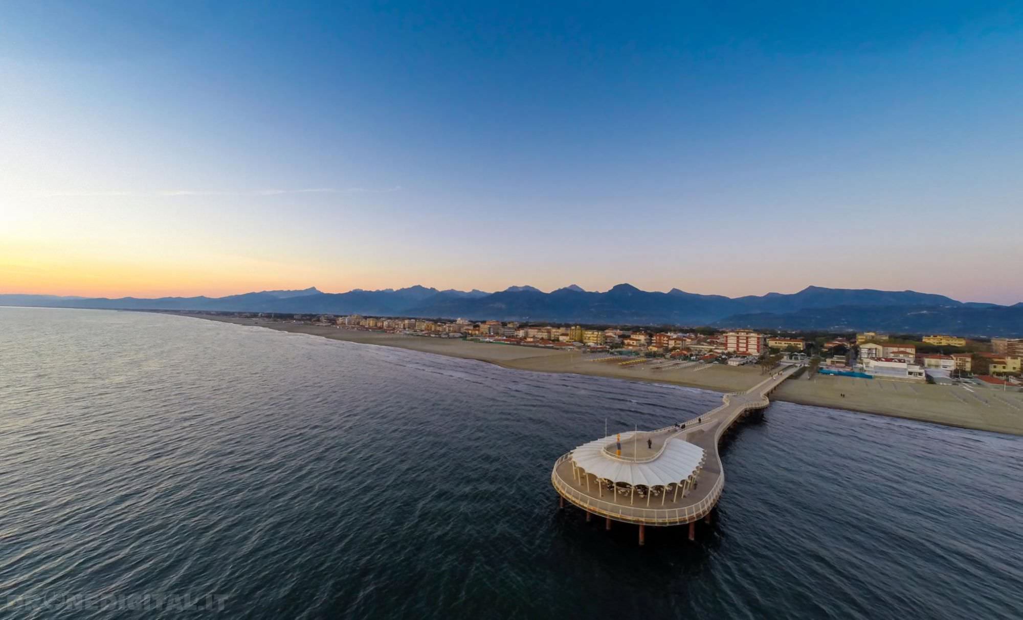 Invasione di droni a Lido di Camaiore, sarà festa grande sulla spiaggia (foto)