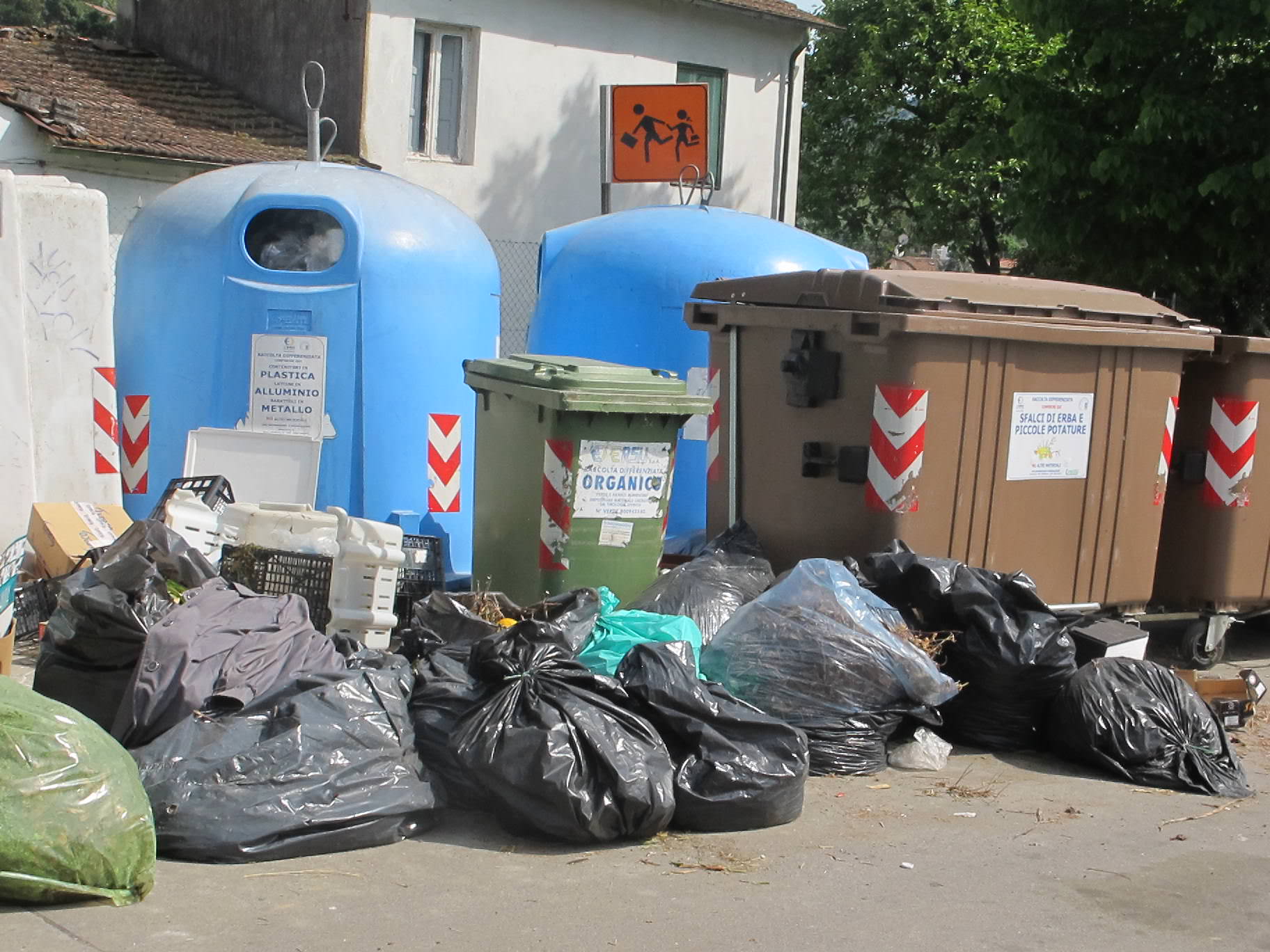 “L’assessore Pesci ha dato un’occhiata al nuovo ‘porta a porta’ o non ne sa nulla?”