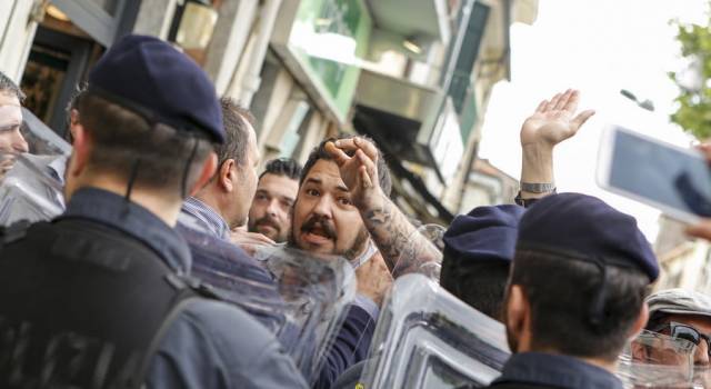 Assolti per aver contestato Salvini, minacciati e vittime di atti di vandalismo