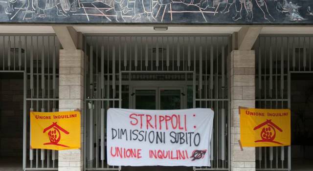 &#8220;Strippoli dimettiti!&#8221;: la protesta di Unione Inquilini e Brigata Antisfratto in municipio