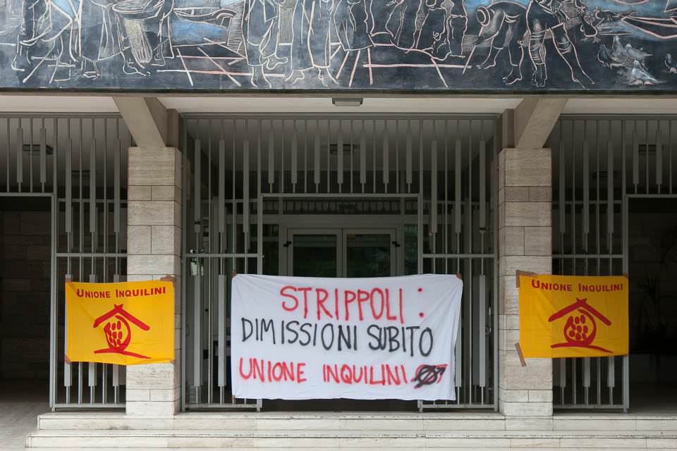 “Strippoli dimettiti!”: la protesta di Unione Inquilini e Brigata Antisfratto in municipio