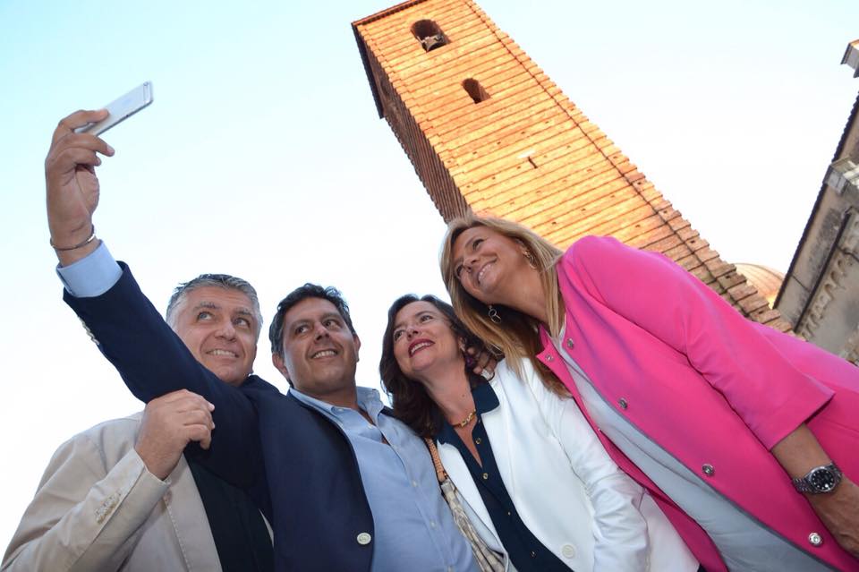 Selfie in piazza Duomo per Massimo Mallegni, Giovanni Toti e signore
