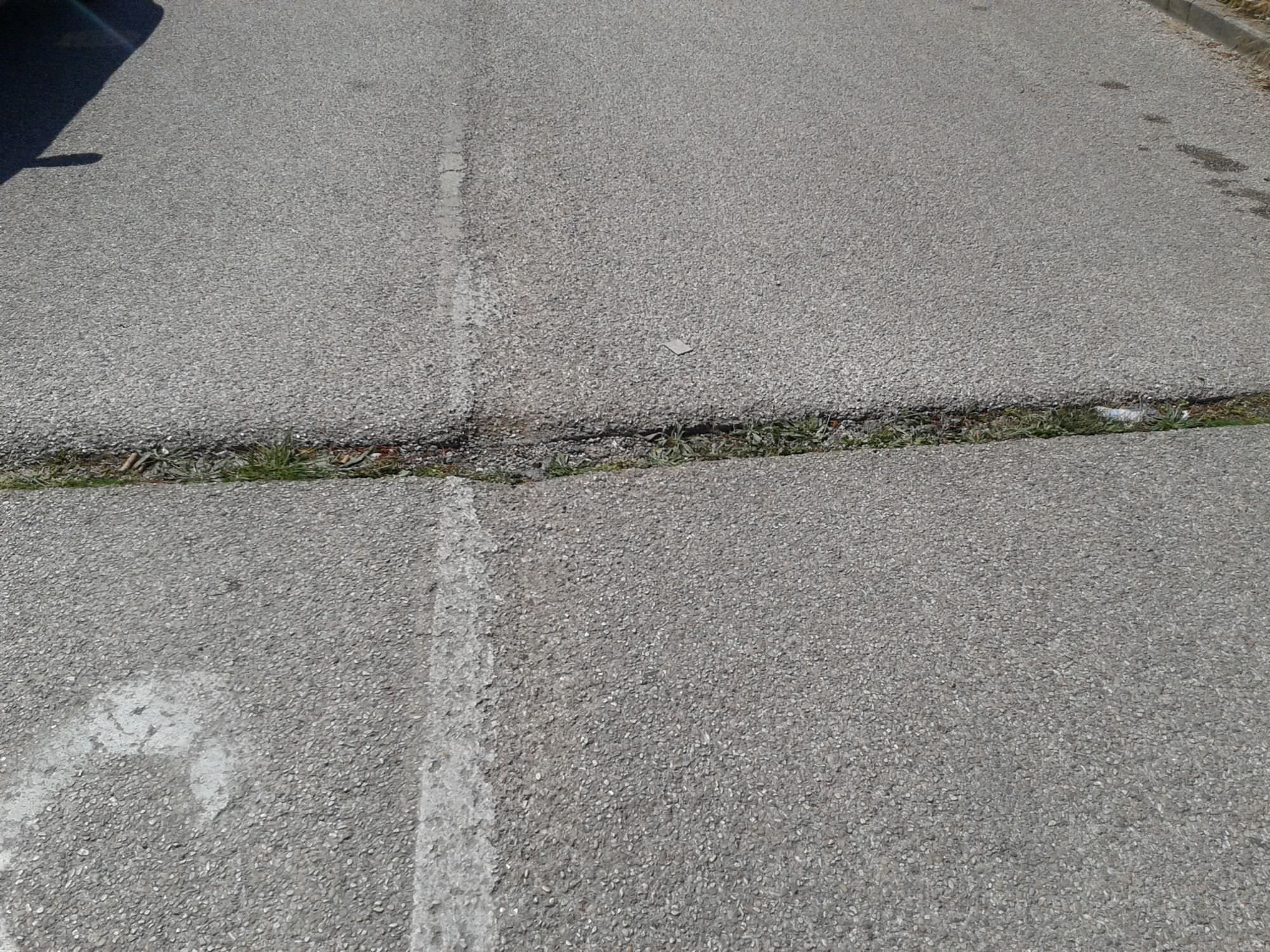 Ragazza inciampa sull’asfalto e si rompe il malleolo. “Denunceremo il Comune di Viareggio”
