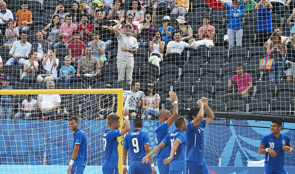 Tavecchio raggiunge la Nazionale di beach soccer a Baku