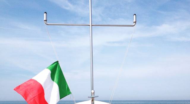 Sesto anniversario strage di Viareggio, bandiere a mezz&#8217;asta e lutto in spiaggia