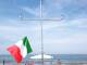 Sesto anniversario strage di Viareggio, bandiere a mezz’asta e lutto in spiaggia