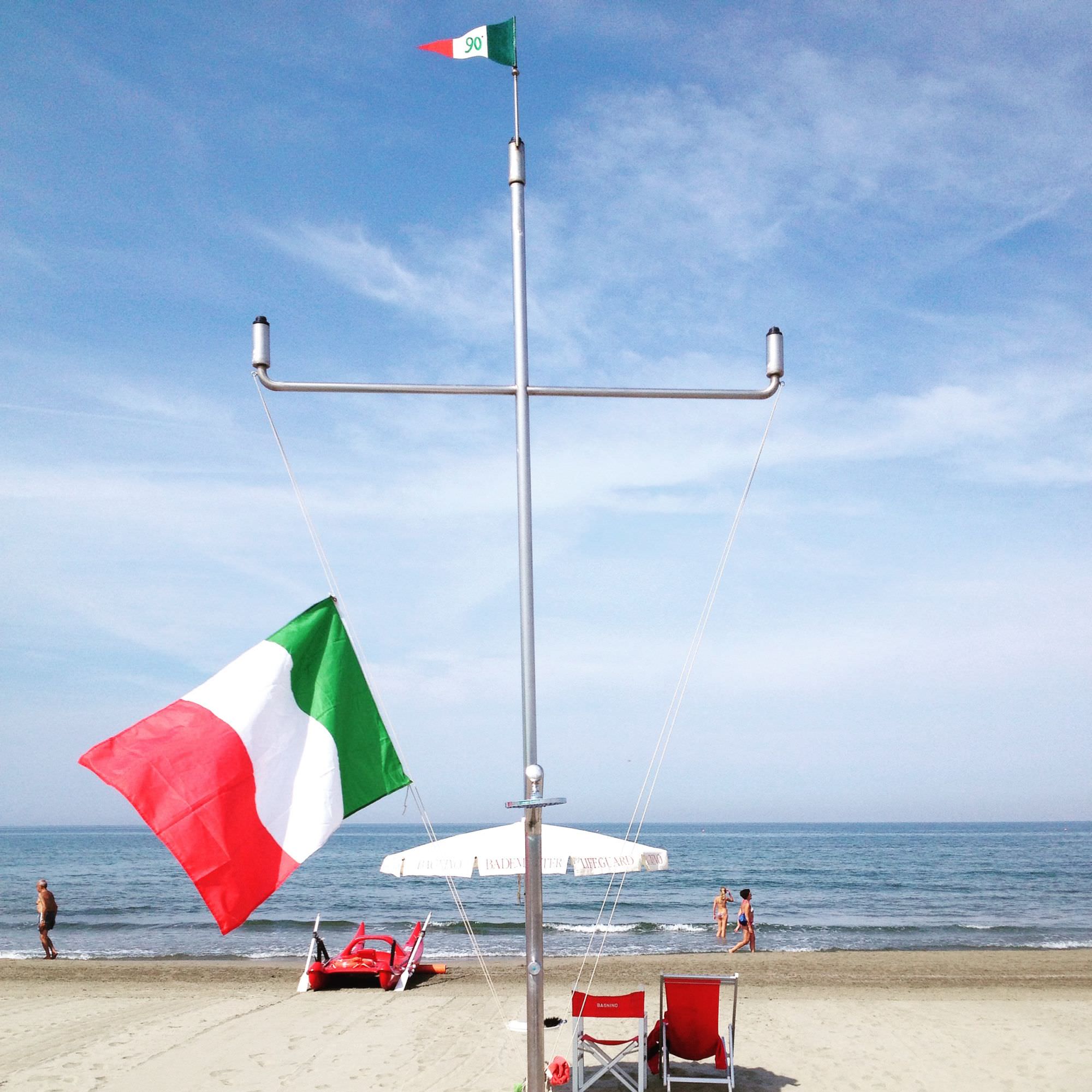 Sesto anniversario strage di Viareggio, bandiere a mezz’asta e lutto in spiaggia