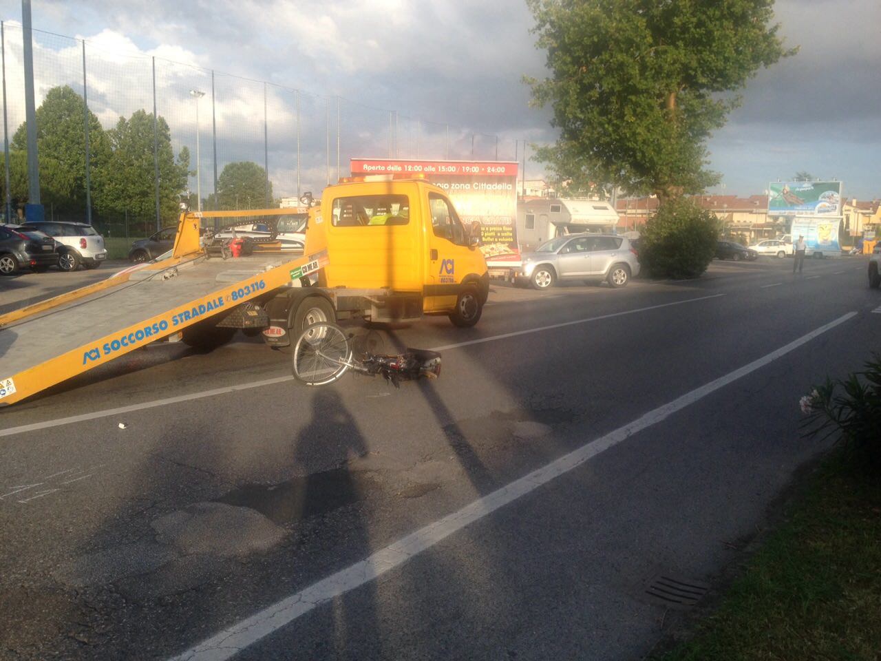 Incidente al Marco Polo, automobile investe signora in bicicletta