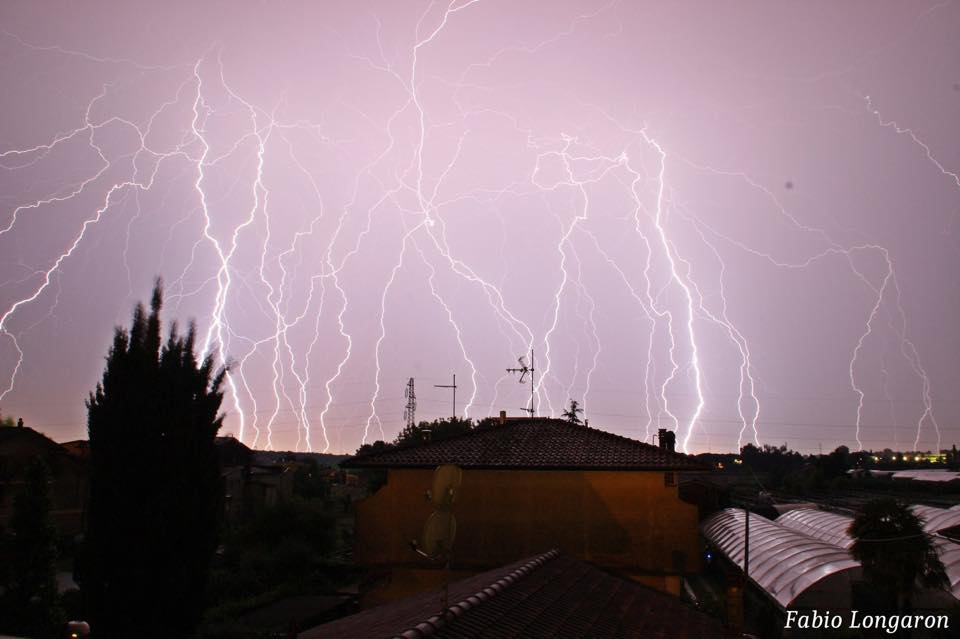 Lo spettacolo dei fulmini in Versilia (le foto)