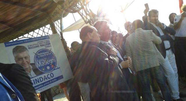 Berlusconi a Pietrasanta: &#8220;Votare Mallegni è giurare fedeltà a Forza Italia&#8221;