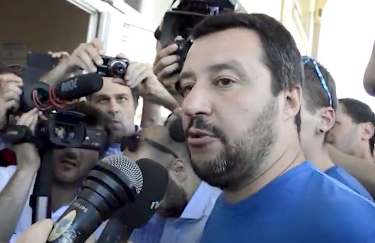 Salvini conferma la sua visita alla Cittadella del Carnevale e attacca i contestatori: “Sistemate il cervello”