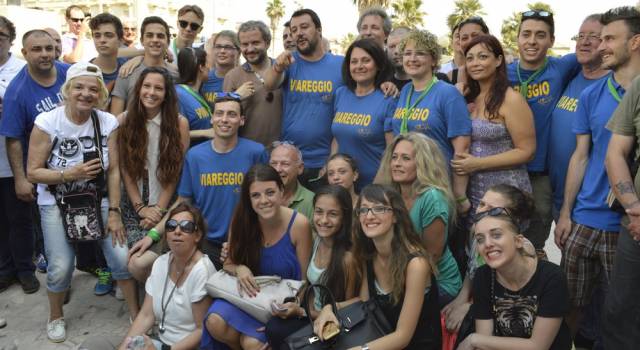 Salvini a Viareggio: applausi, polemiche e selfie (fotogallery)