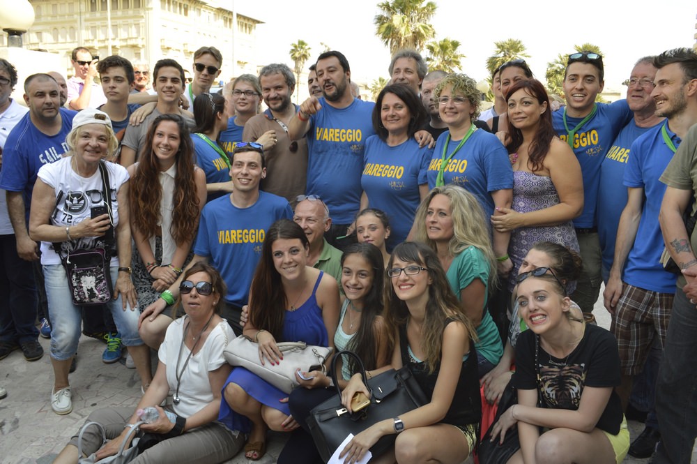 Salvini a Viareggio: applausi, polemiche e selfie (fotogallery)