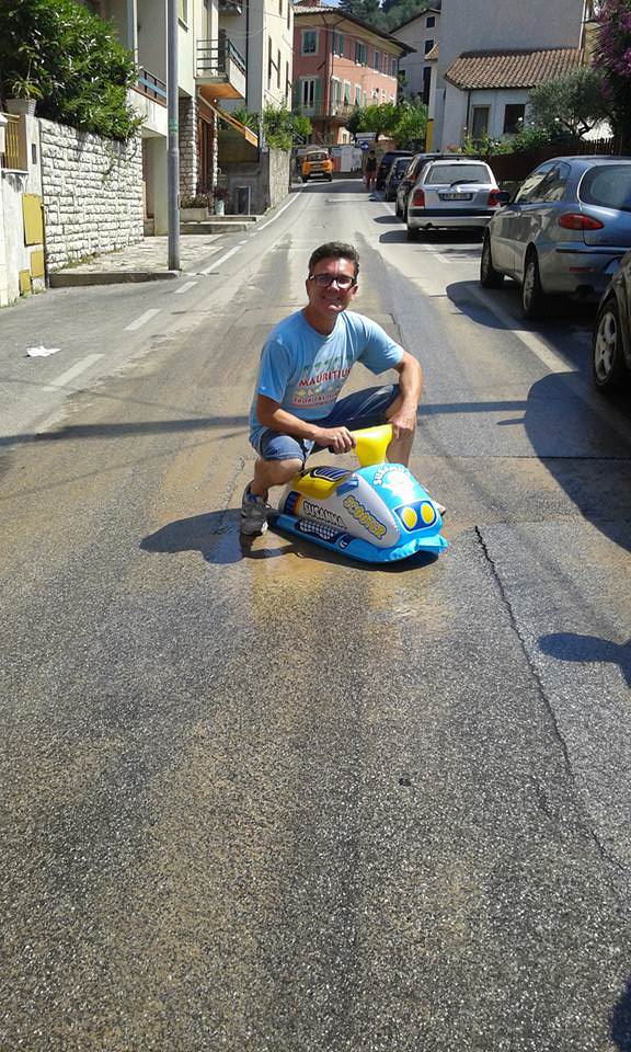 Con la moto d’acqua in mezzo alla strada, sul web l’ironica protesta (foto)