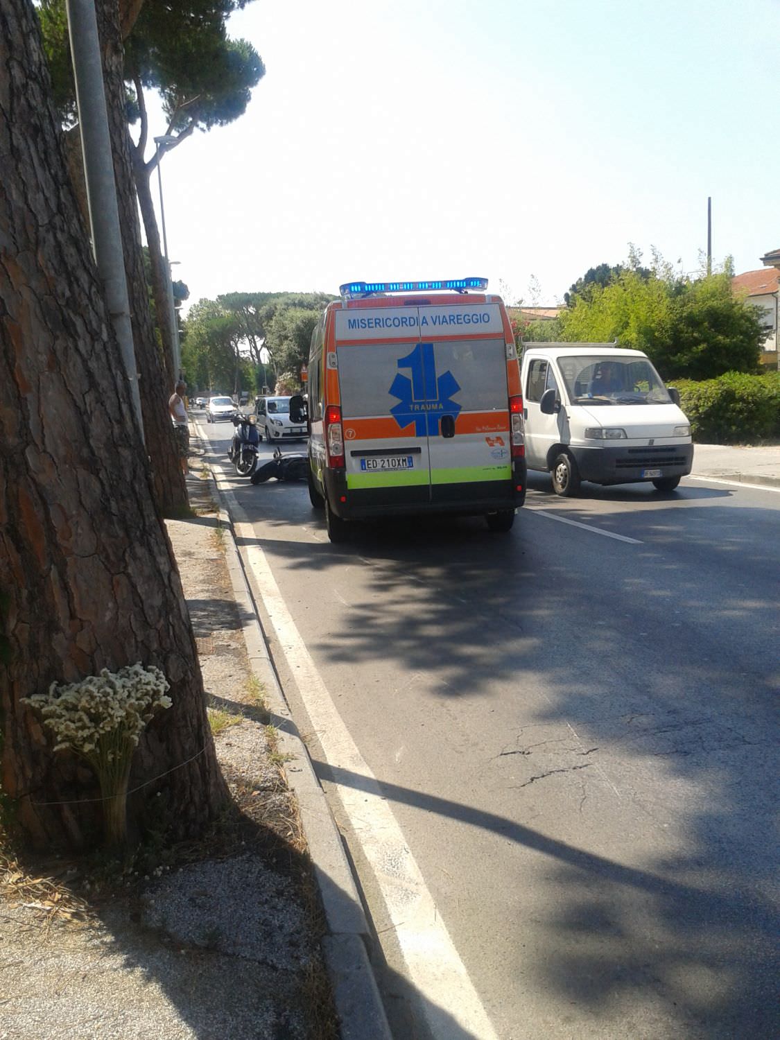 Auto travolge scooter: ennesimo incidente all’incrocio tra via Menini e via Petrarca
