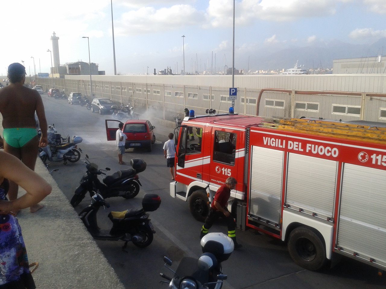 Auto in fiamme al Muraglione