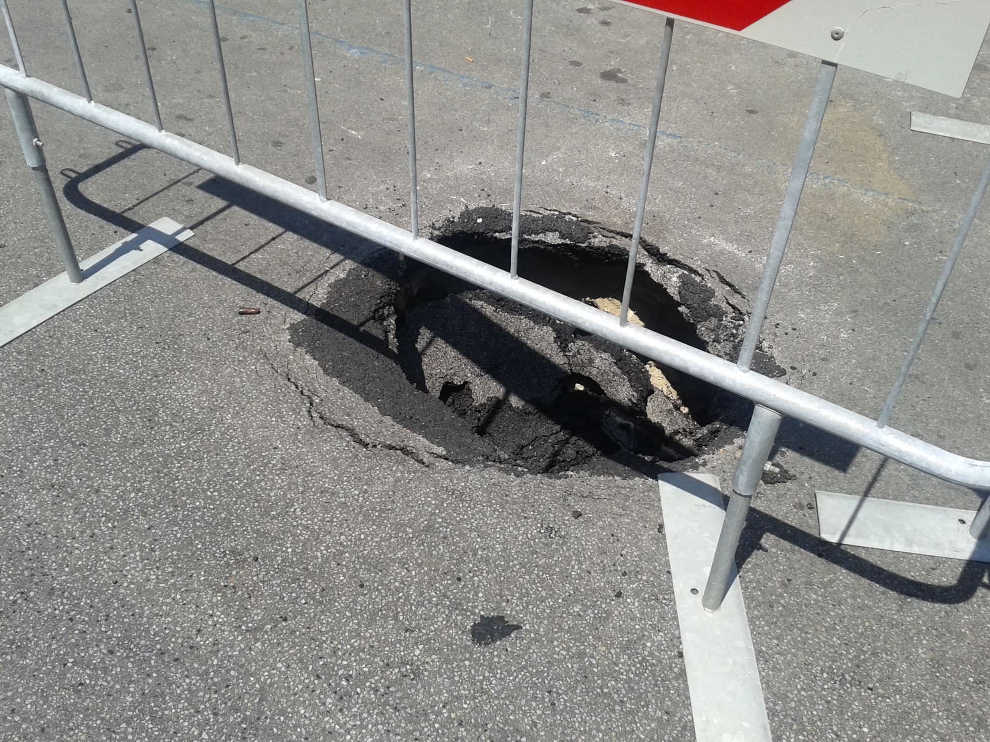 Ancora buche nell’asfalto nelle strade di Viareggio