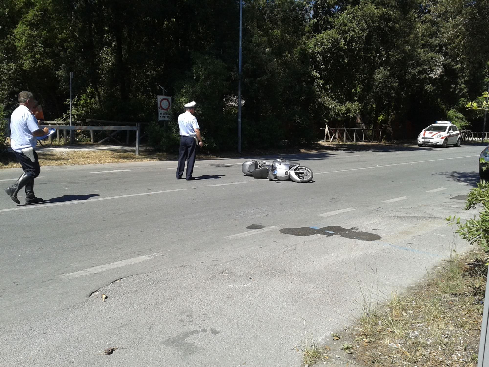 Grave incidente a Torre del Lago: scooterista trasportato a Cisanello