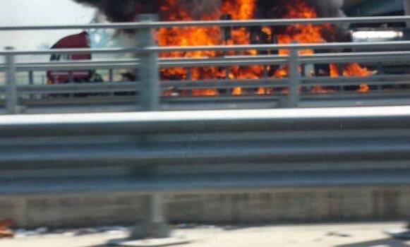 Scontro sull&#8217;autostrada del Sole, un morto nell&#8217;incendio