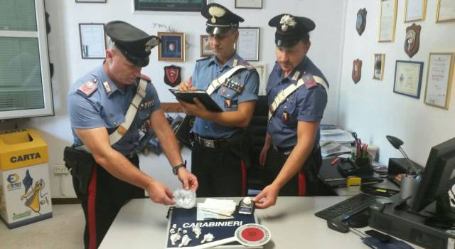 Aggredisce i carabinieri per sfuggire al controllo, arrestato