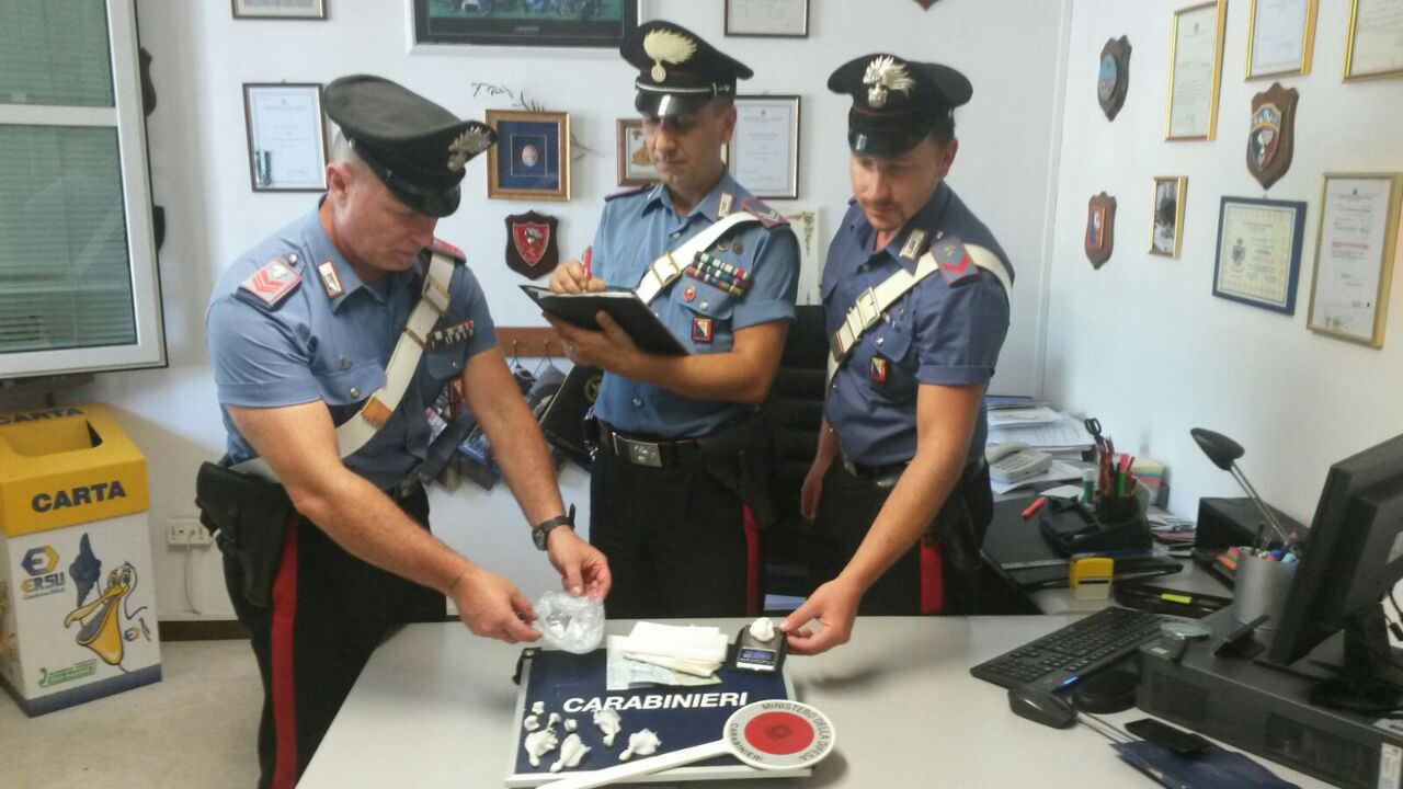 Aggredisce i carabinieri per sfuggire al controllo, arrestato