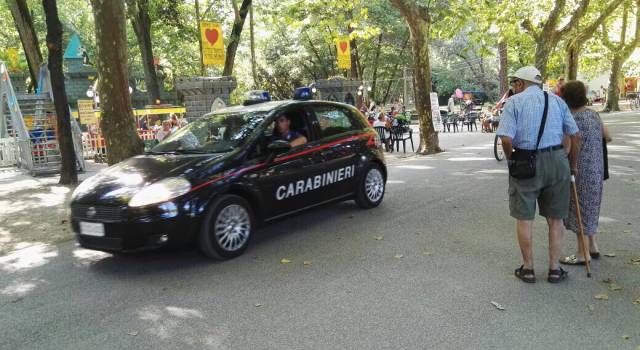Sorpresi a spacciare in Pineta scagliano tre biciclette contro i carabinieri
