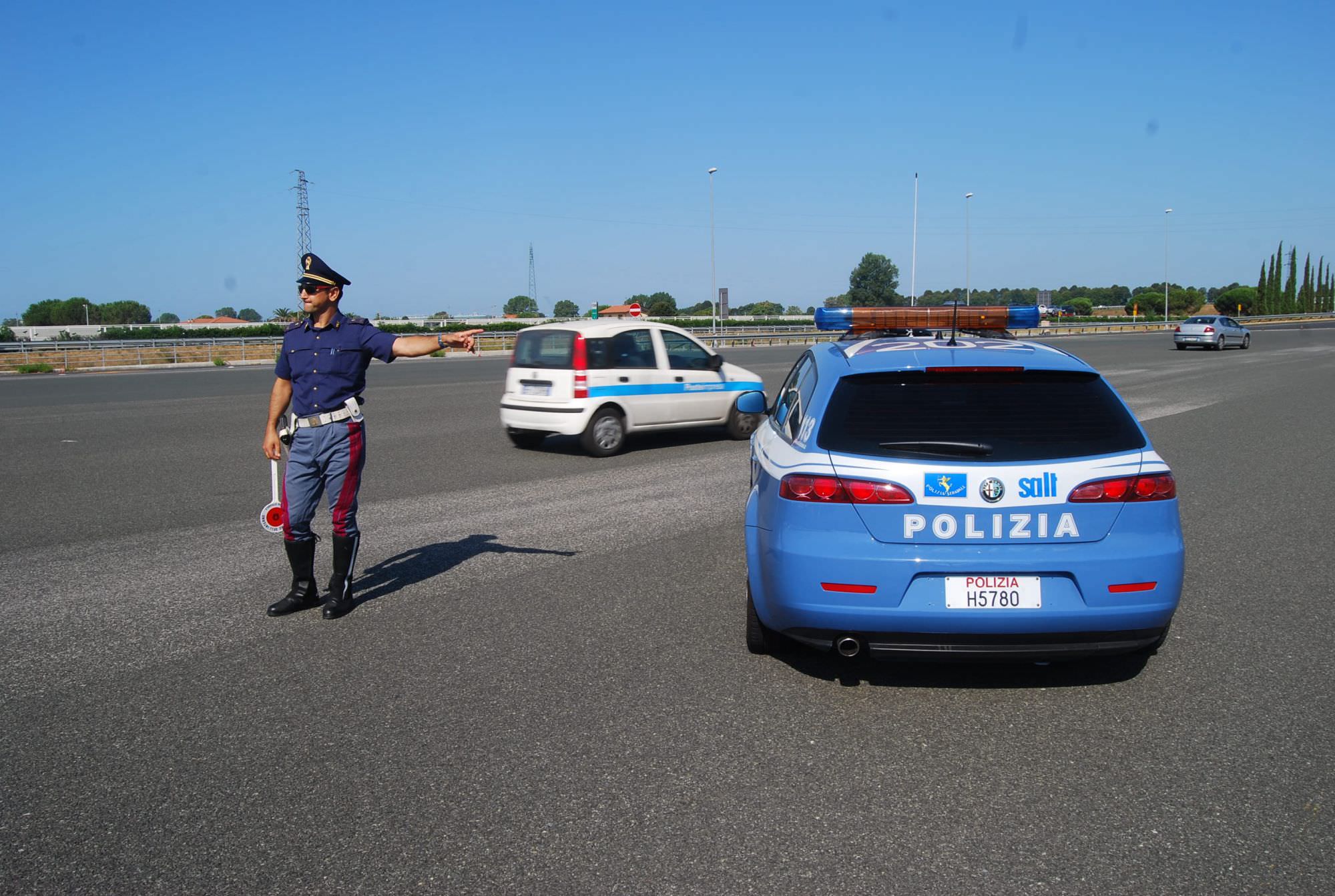 Inseguimento in A12, speronata l’auto della Polstrada: un arresto, cinque banditi in fuga