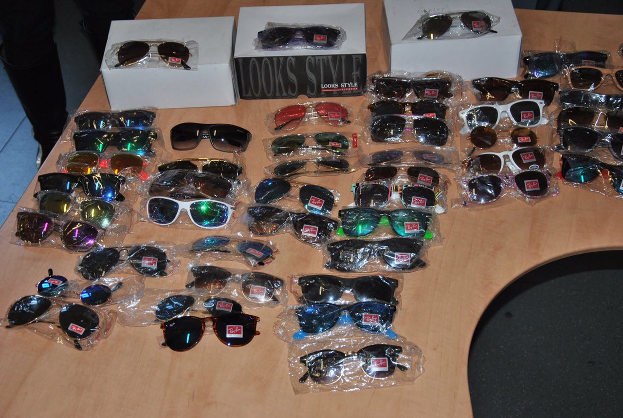 Sequestrati 61 paia di occhiali contraffatti. Controlli a Forte dei Marmi