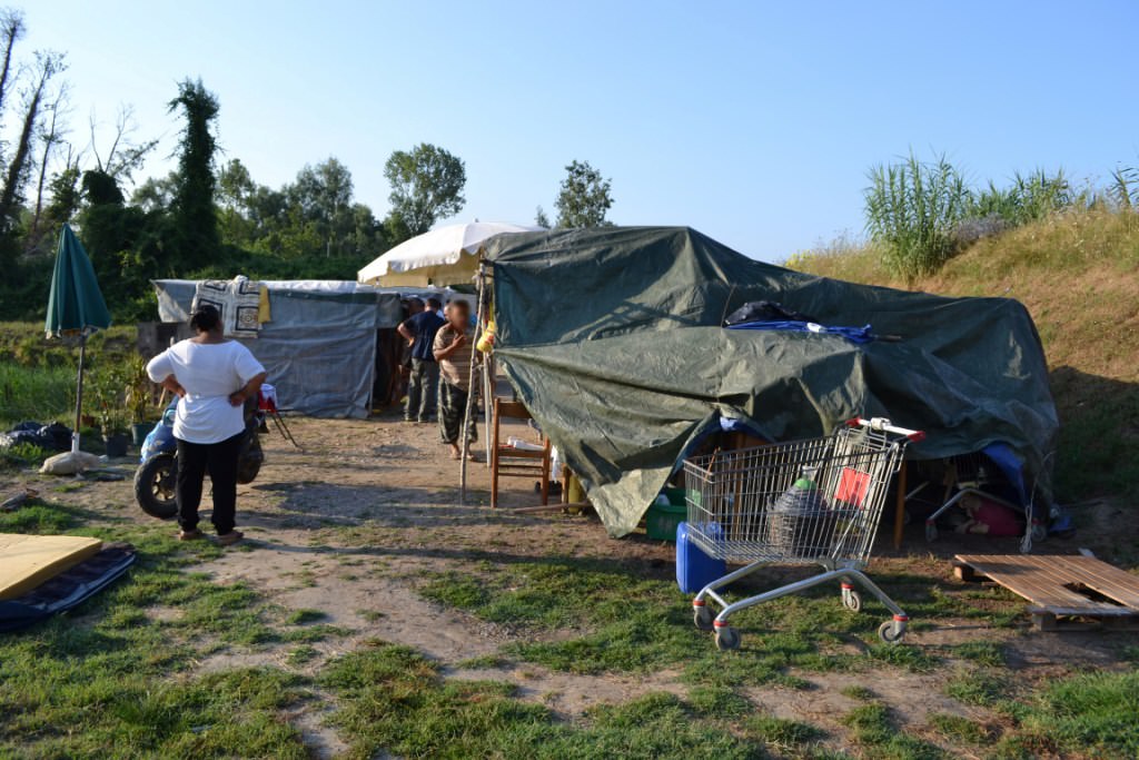 “Il Comune tolga il container bruciato al campo rom”