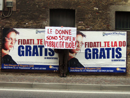 Pietrasanta con le donne, stop ai manifesti irrispettosi e volgari